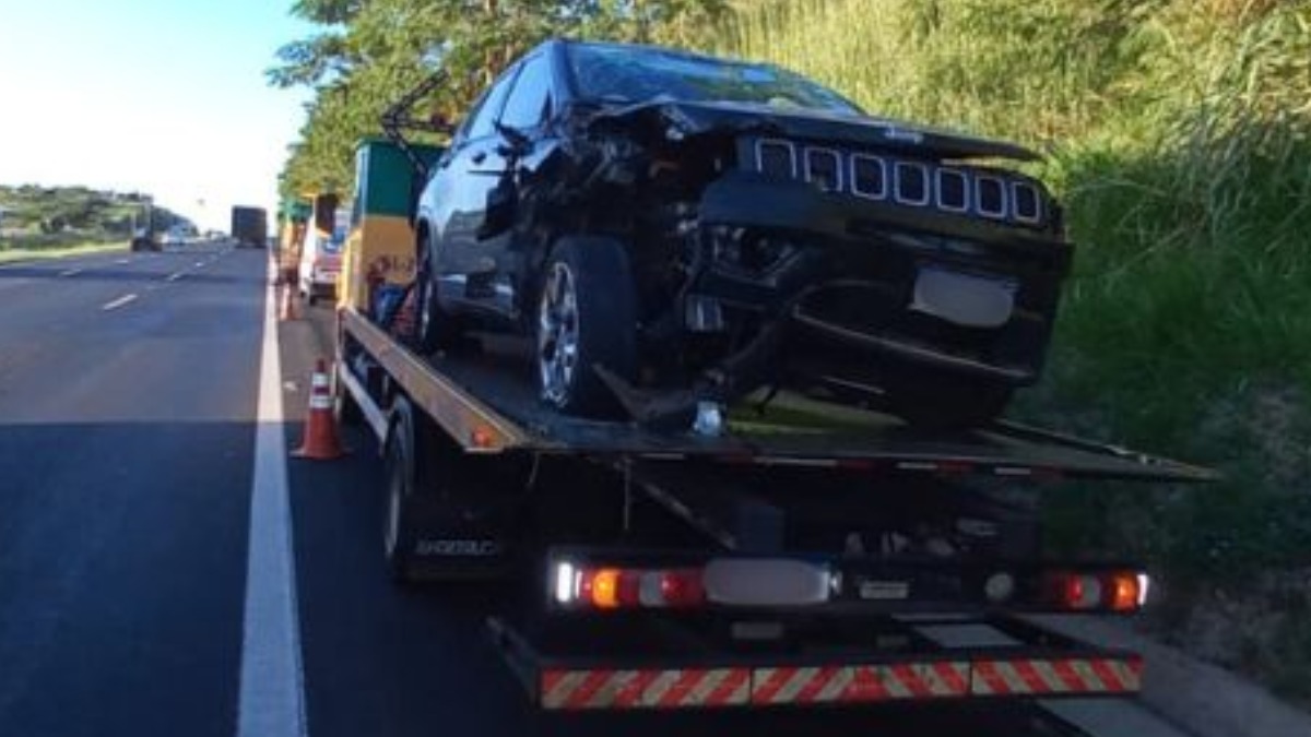 Carro bate na traseira de caminhão