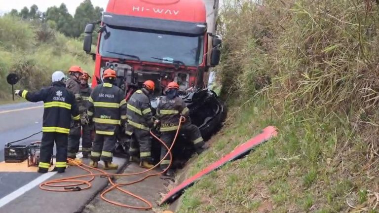 Batida frontal entre carro e carreta