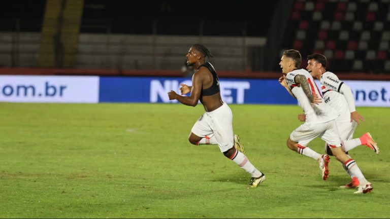 Com gol no último lance