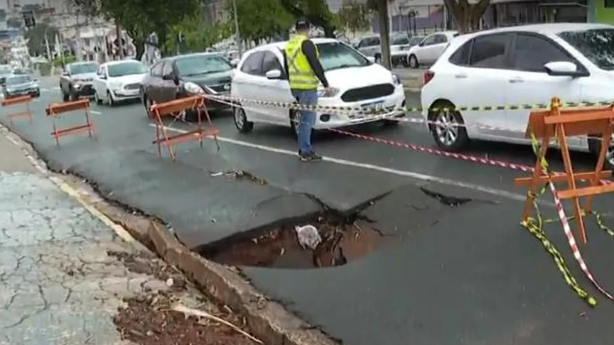 buraco avenida Independência