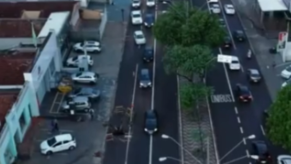 Buraco na avenida Independência