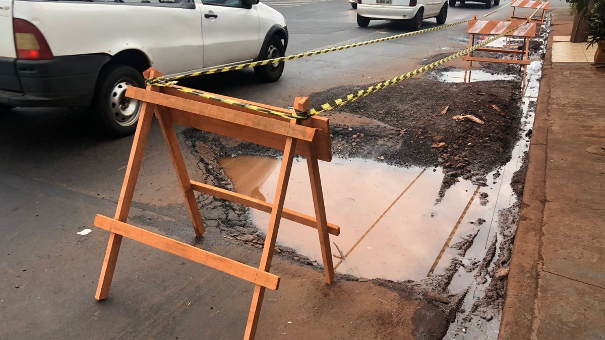 Buraco na rua Javari