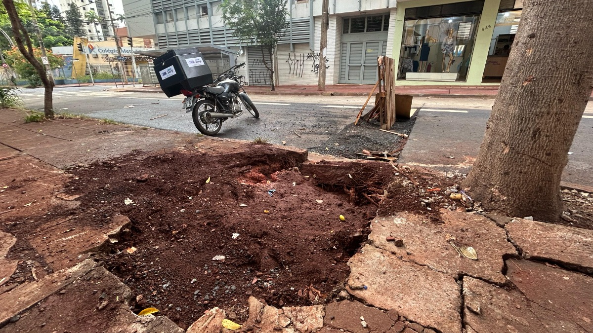 Buraco bloqueia faixa da esquerda em