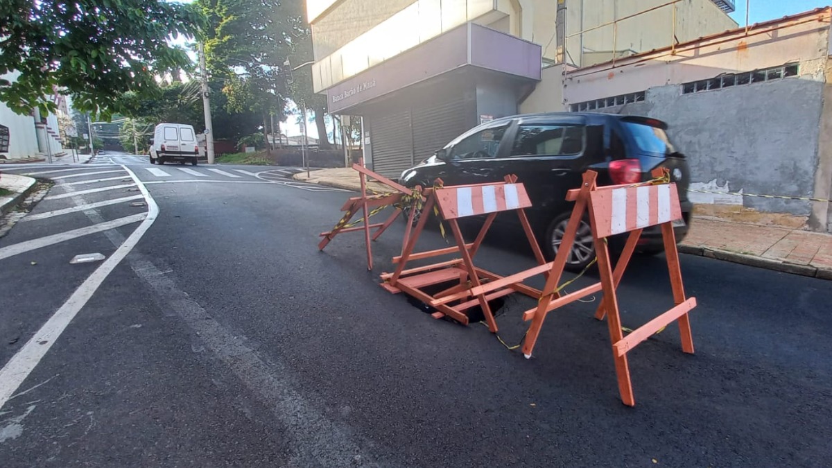 Buraco na rua Ramos de Azevedo