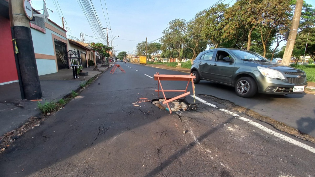 Buraco na rua General Câmara atrapalha