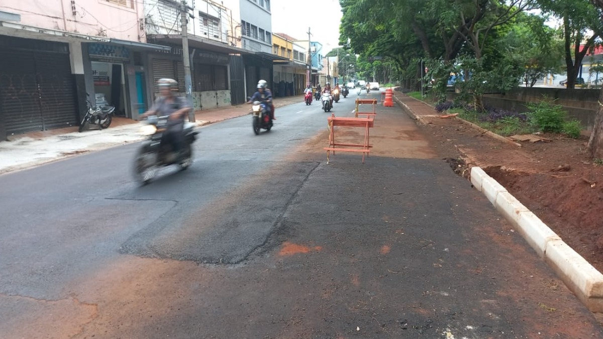 Buracos na avenida Francisco Junqueira são