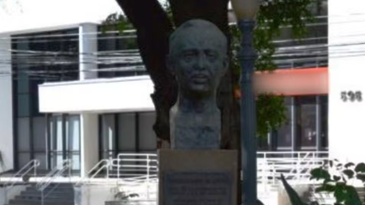 furto busto Camilo Mattos