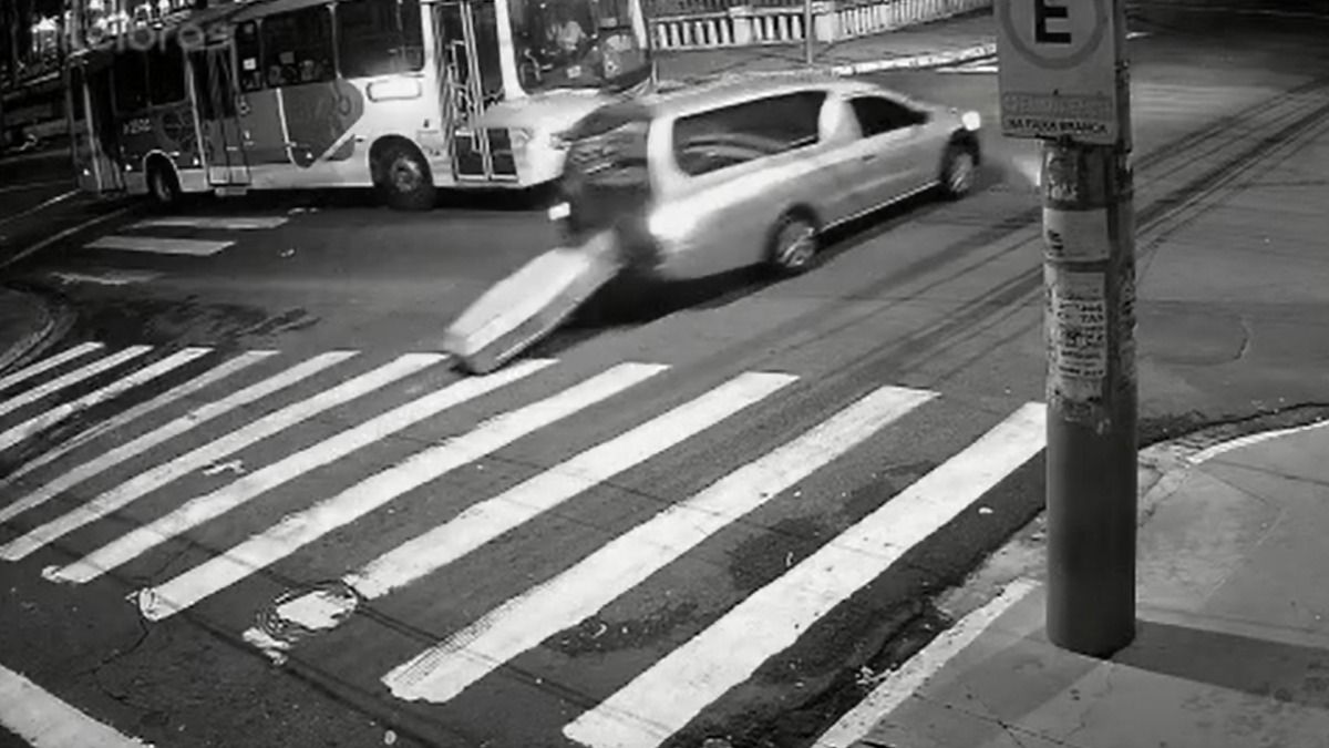 caixão cai de carro funerário
