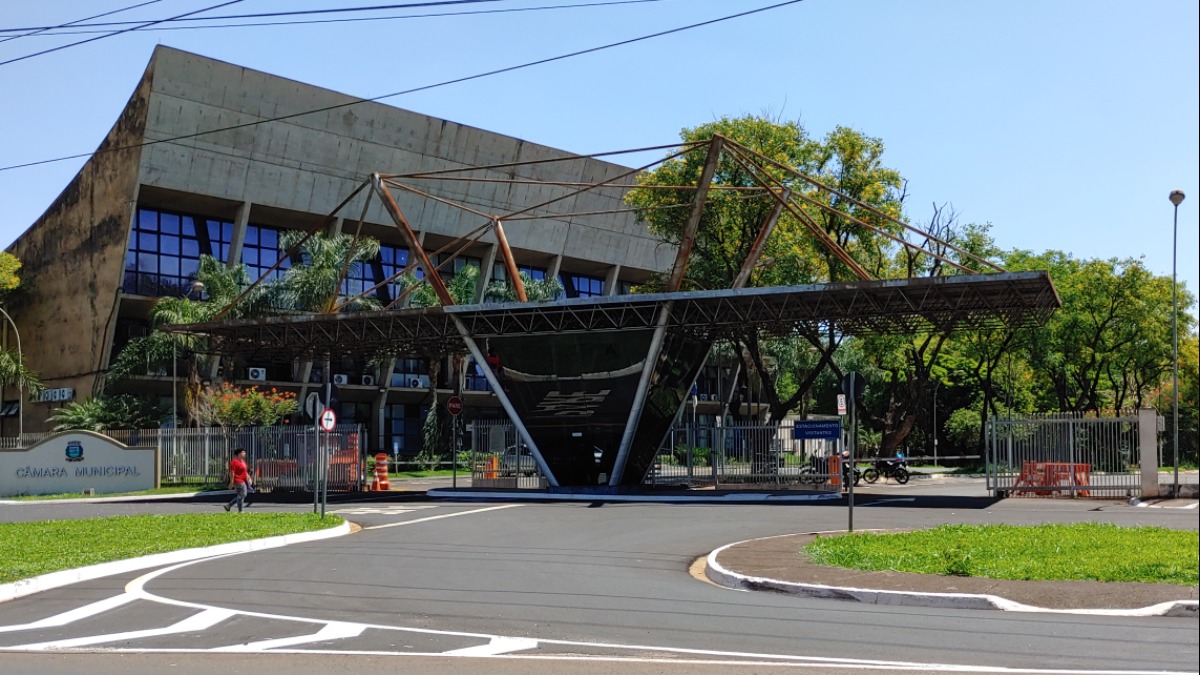 Projeto que obriga a construção de