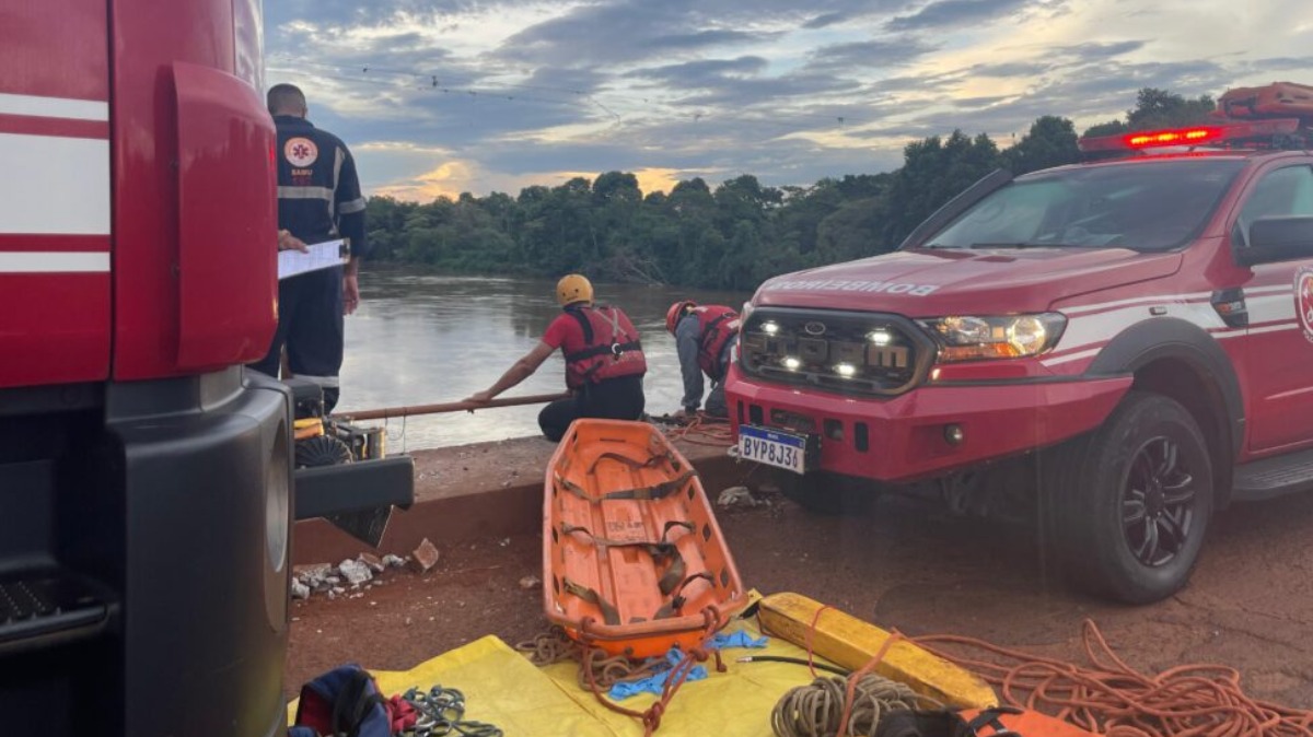 Bombeiros retomam buscas por caminhoneiro que