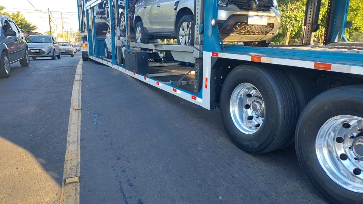 Caminhão cegonha preso