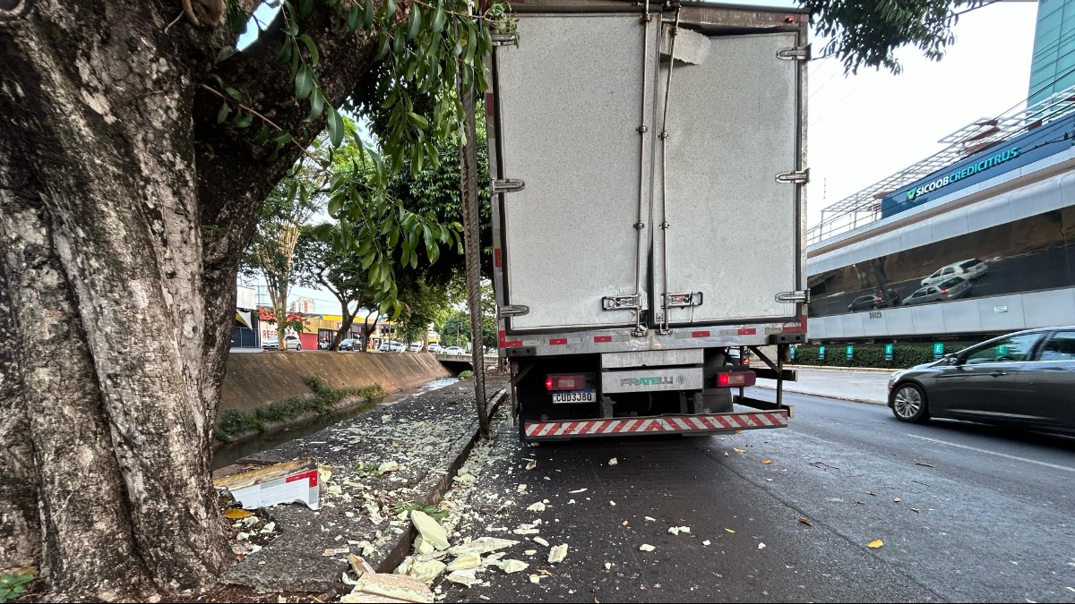 acidente caminhão baú