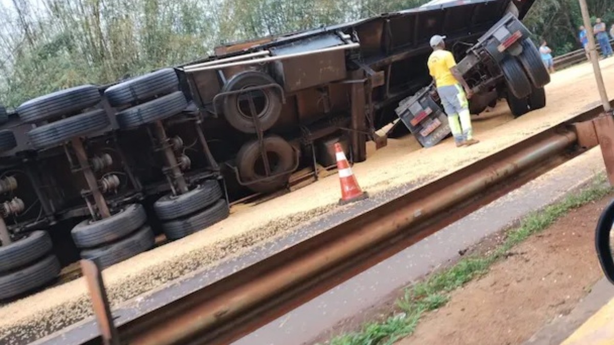 acidente carreta soja