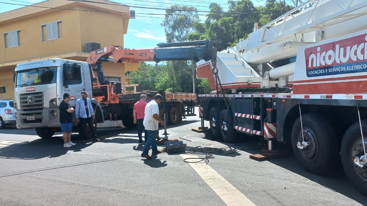 Caminhão preso em buraco