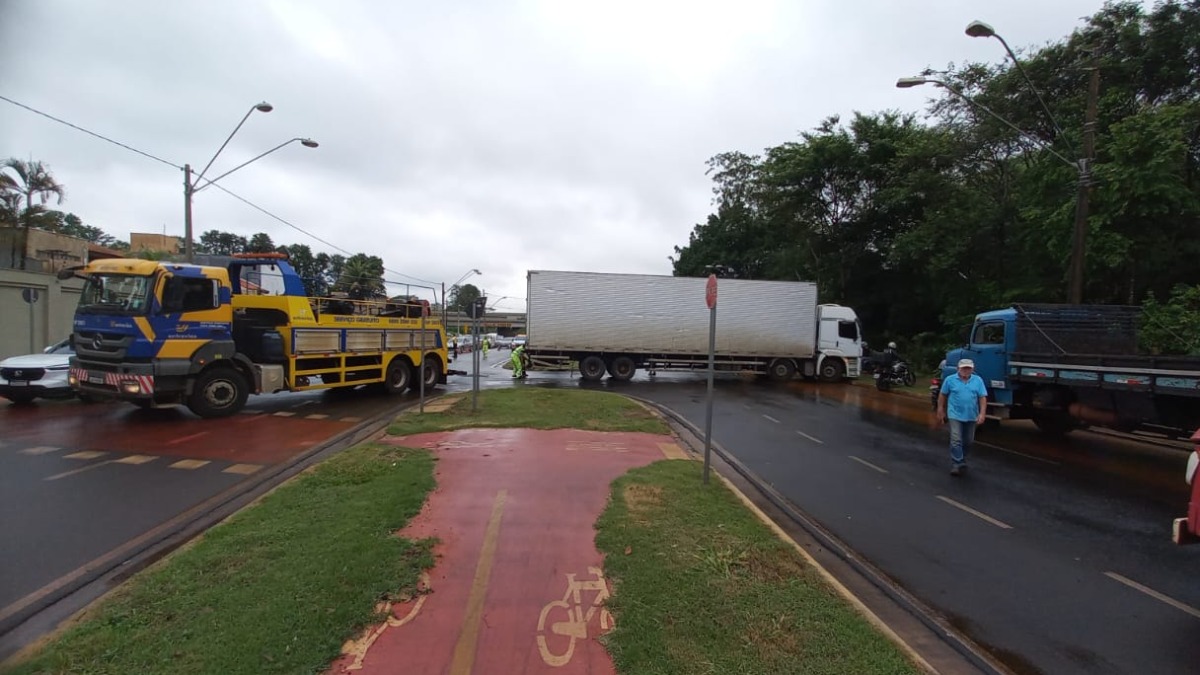 Caminhão quebrado na avenida Adelmo Perdizza