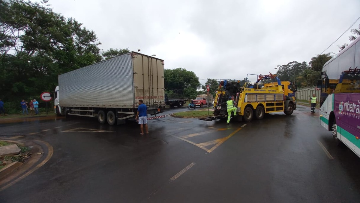 Caminhão é retirado após ficar parado
