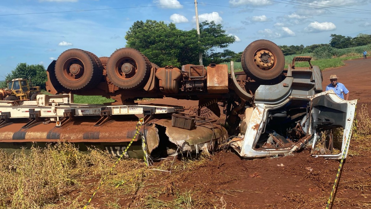 Motorista morre e ajudante fica ferido