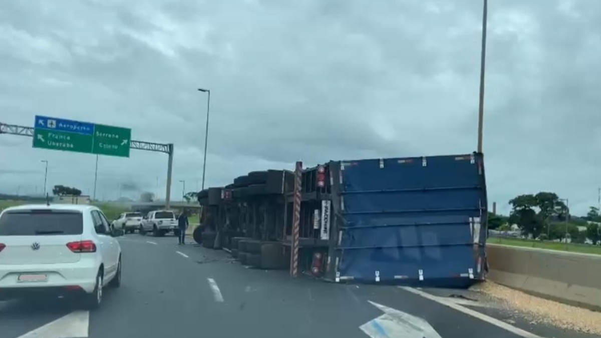Caminhão tomba e causa transtornos