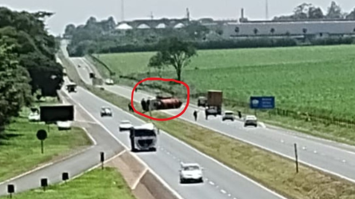 Caminhão tomba na rodovia Carlos Tonani