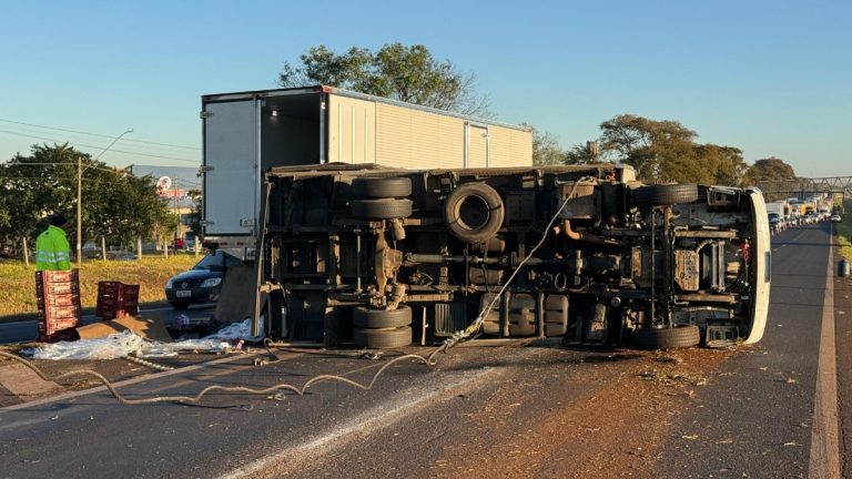 Caminhão é atingido na traseira por