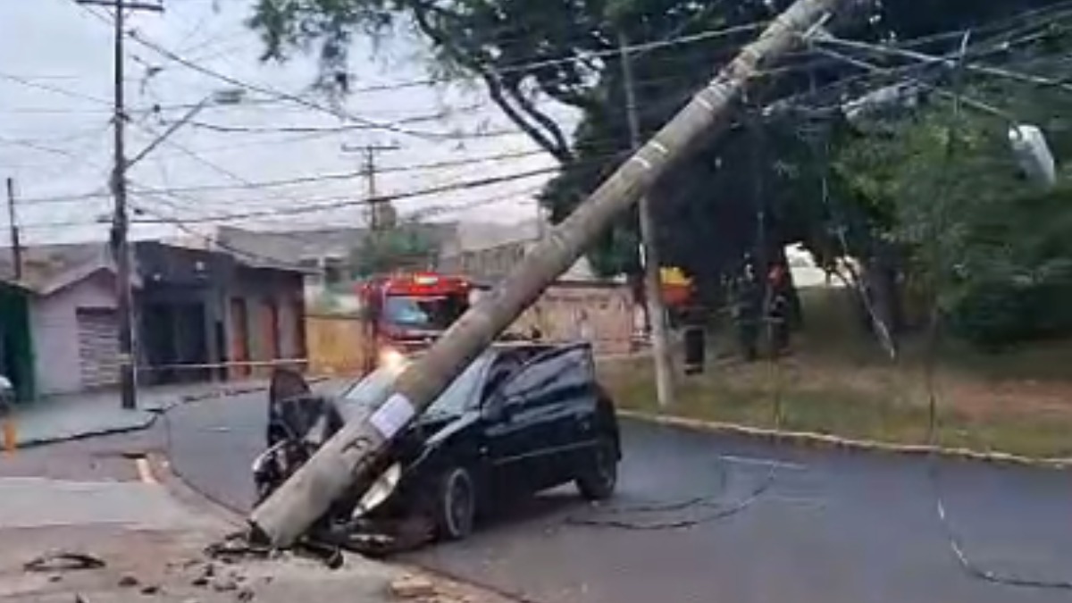 Carro bate e derruba poste