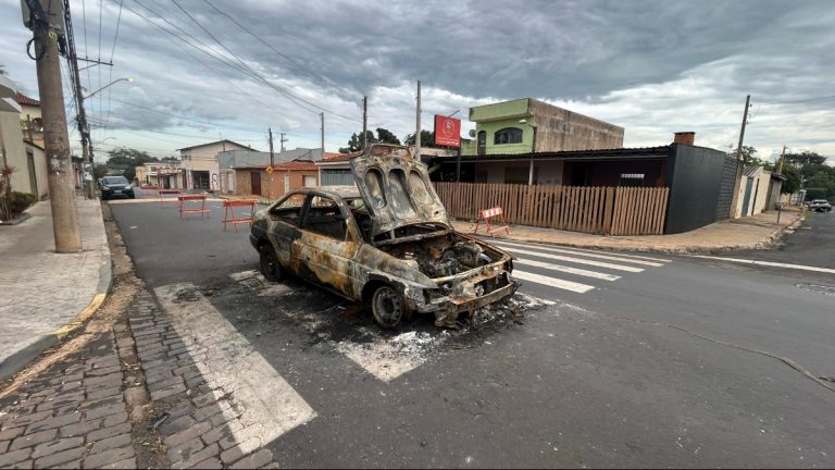 Carcaça de carro que pegou fogo