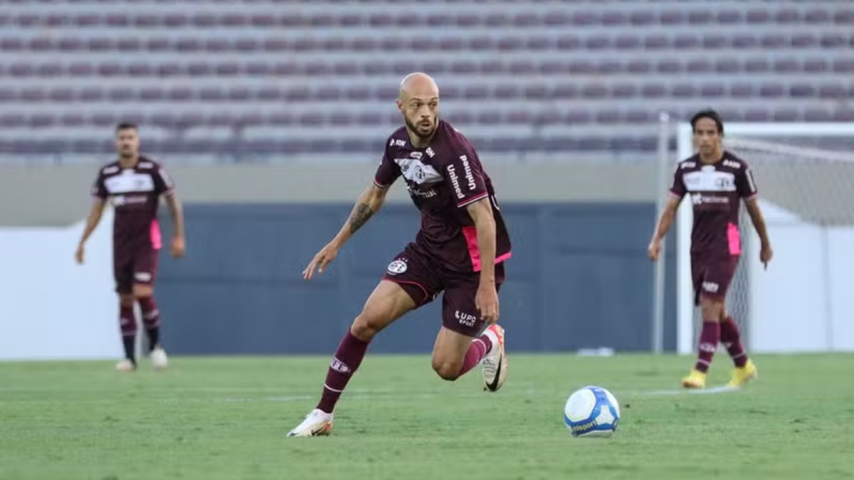 Com hat trick e artilharia