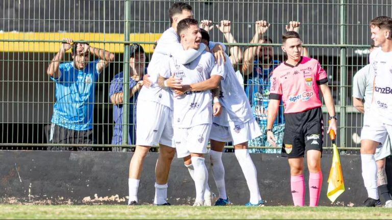 Em estreia na Copa Paulista