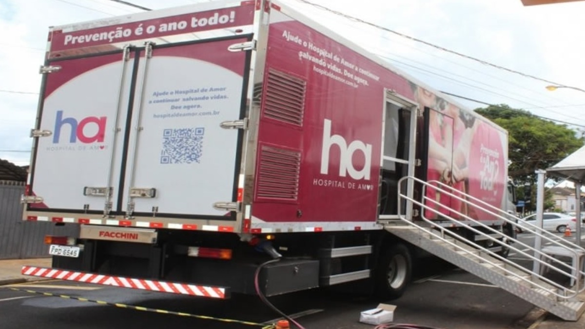 Carreta de prevenção do câncer oferece