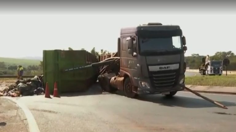 Carreta que transportava lixo reciclável tomba