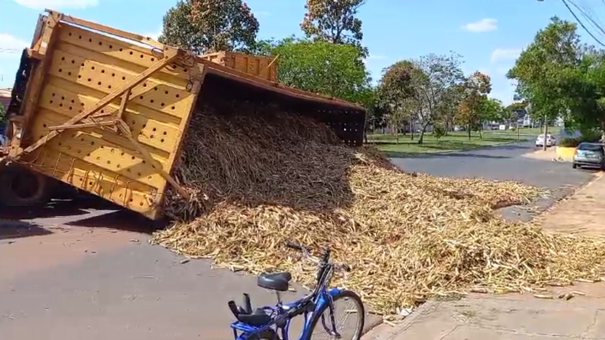 acidente carreta cana-de-açúcar