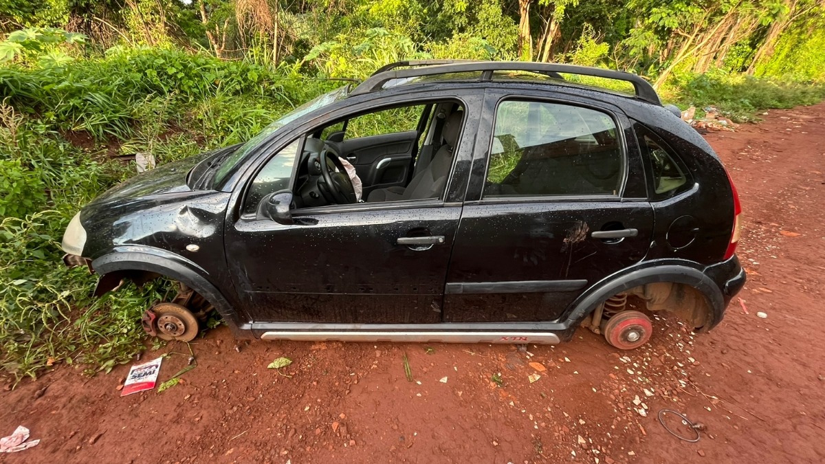 carro abandonado depredado