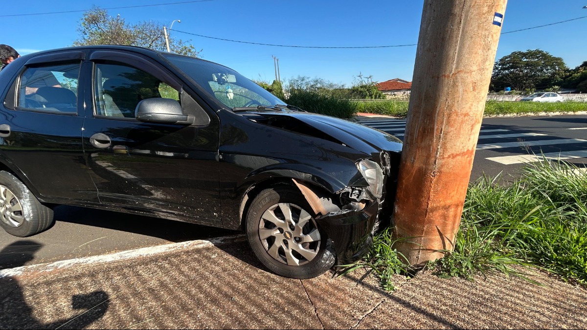 Carro bate em poste na rotatória