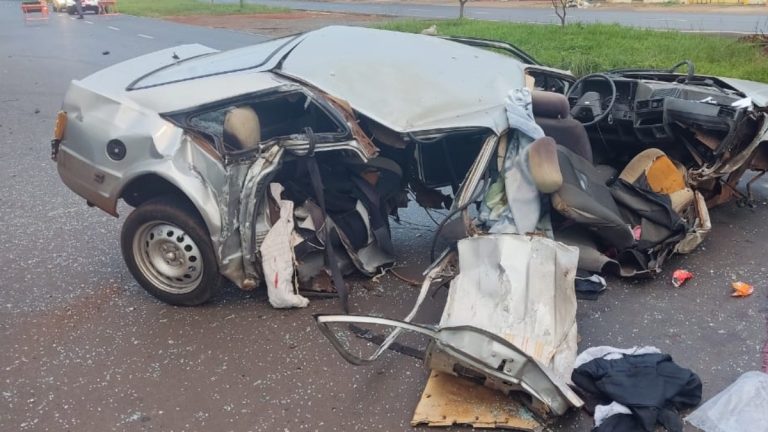 Carro bate contra poste deixa uma