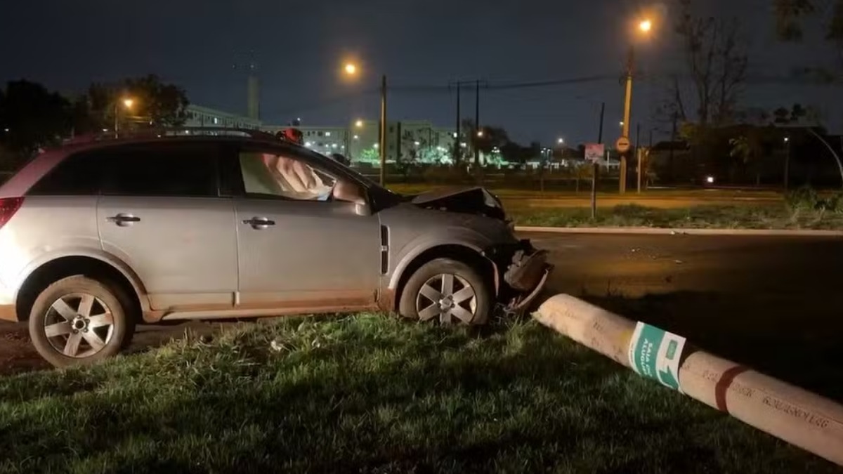 Motorista bate e derruba poste em