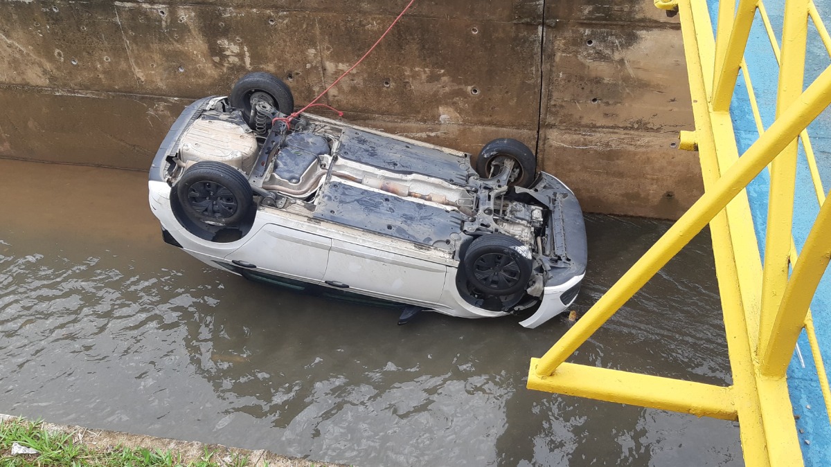 Carro despenca de avenida e cai