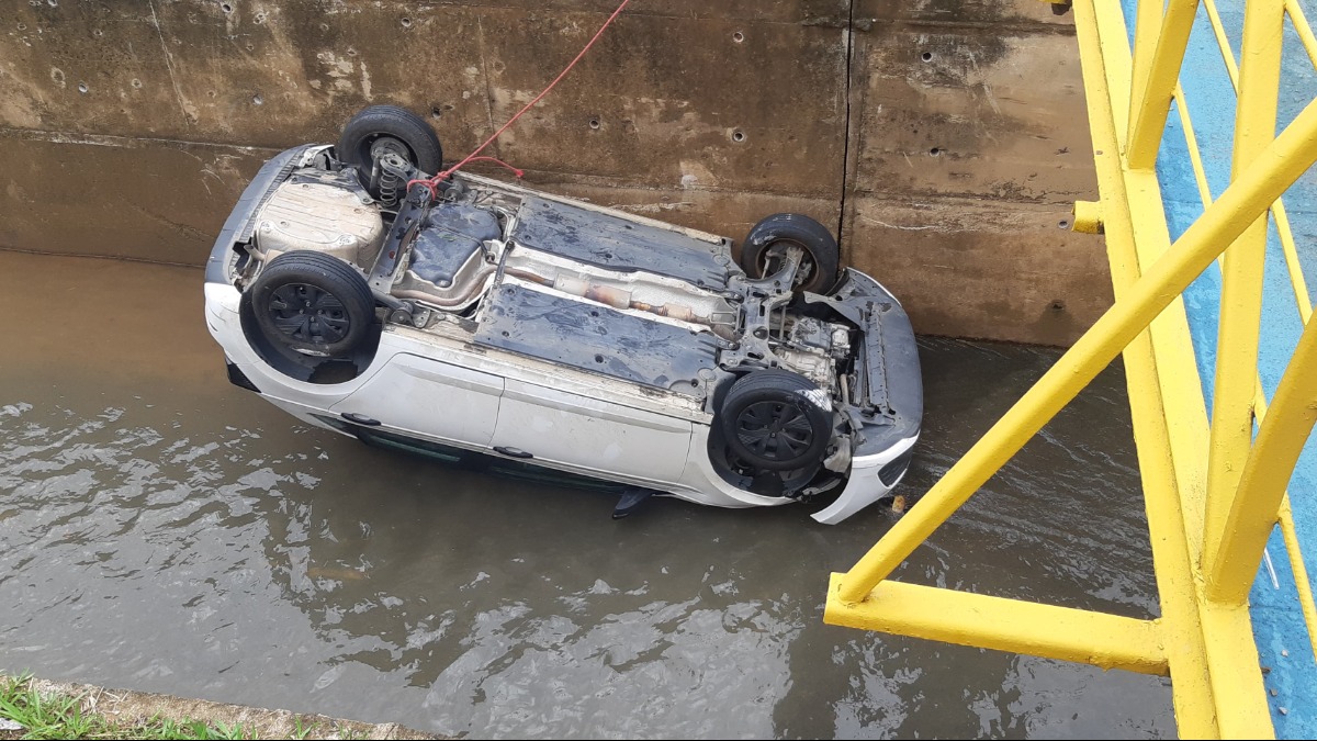 Carro que caiu em córrego de