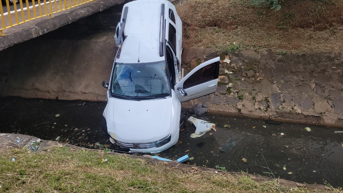 Uma pessoa fica ferida após carro
