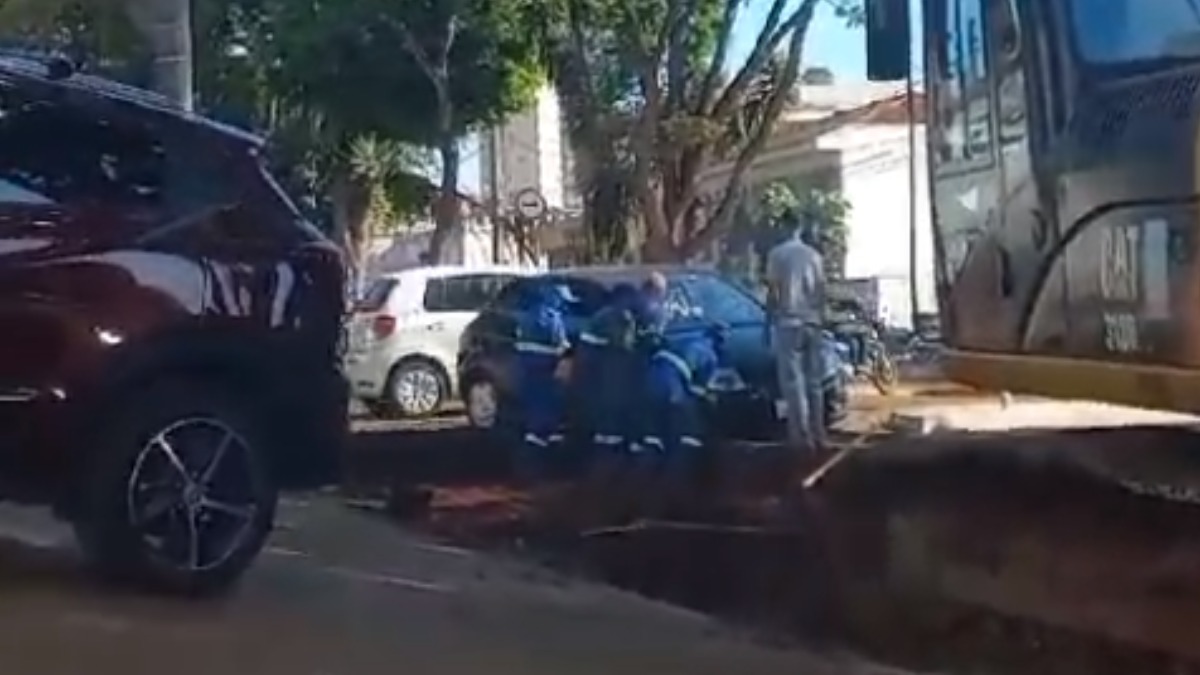 carro em buraco de obra