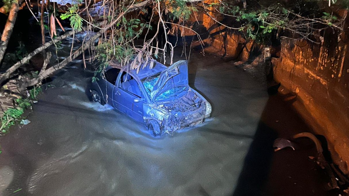 carro cai em córrego