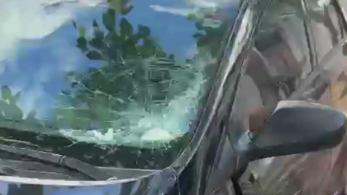 motociclista empinando