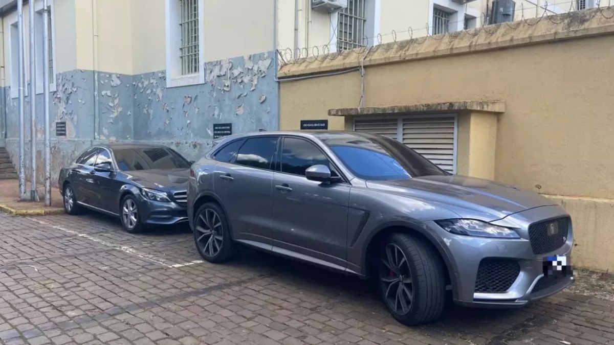 Polícia Civil apreende dois carros