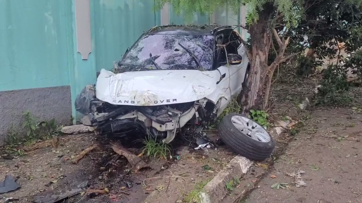 Motorista destrói carro de luxo