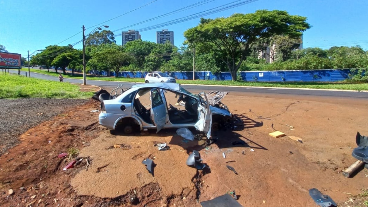 carro acidentado depenado