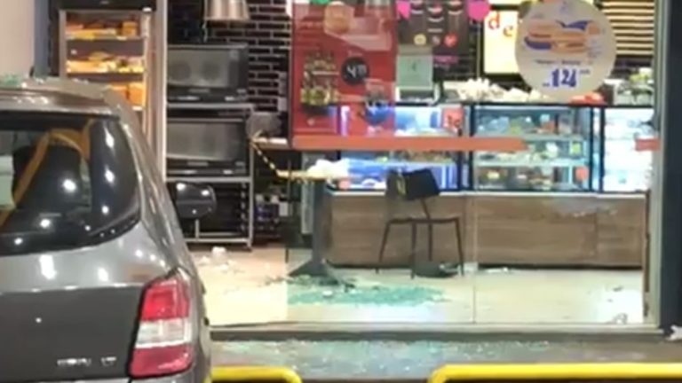 Carro invade loja de conveniência de