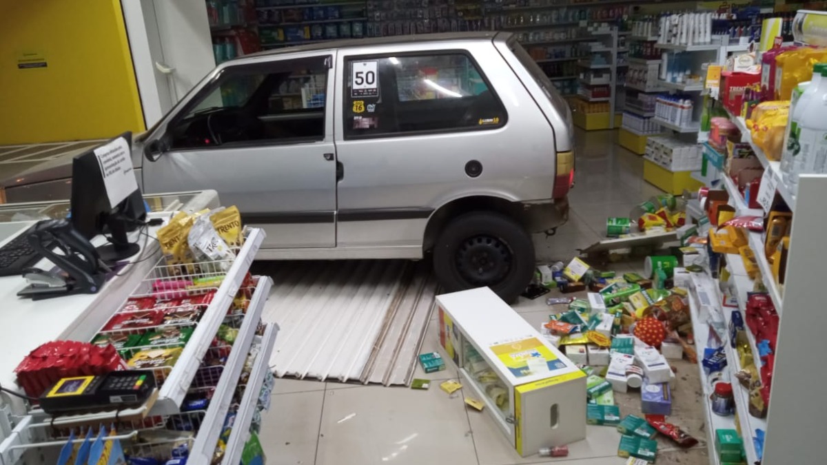 Homem invade farmácia com carro