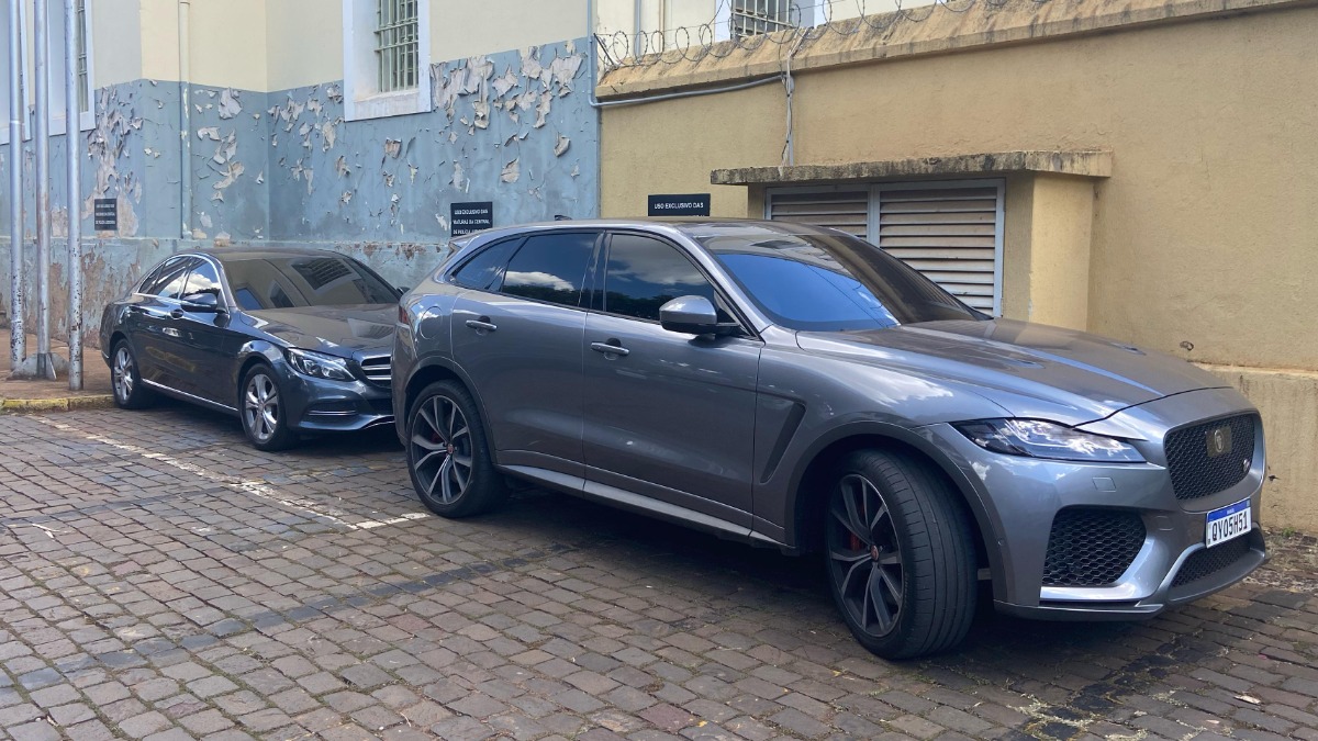 Dois carros de luxo são apreendidos