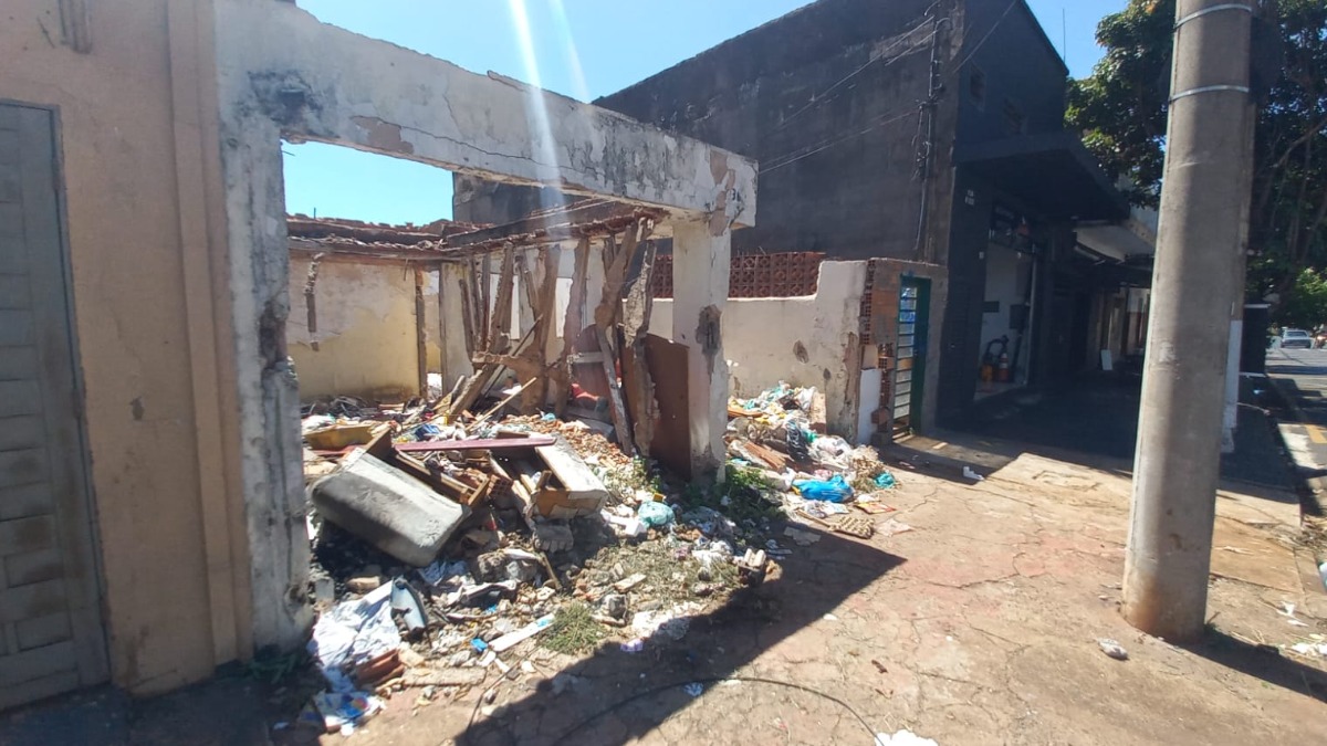 Casa abandonada vira depósito de lixo