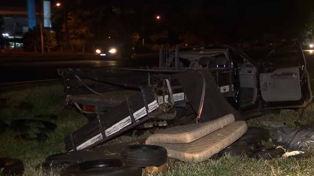 Casal morre após capotar caminhonete na