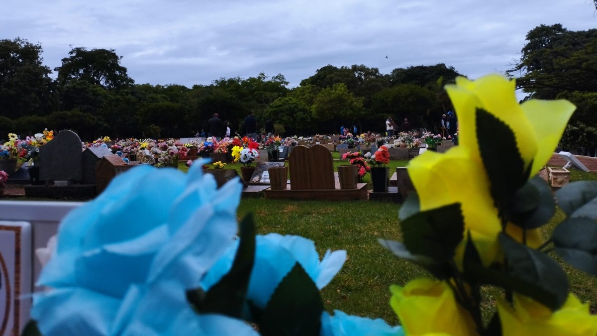 Cemitérios recebem grande movimentação neste sábado